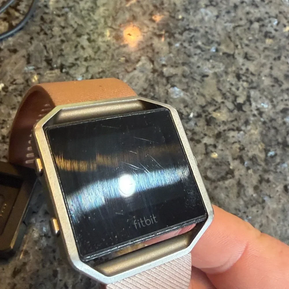 Fitbit Smartwatch with Charger & rose gold band (3750)